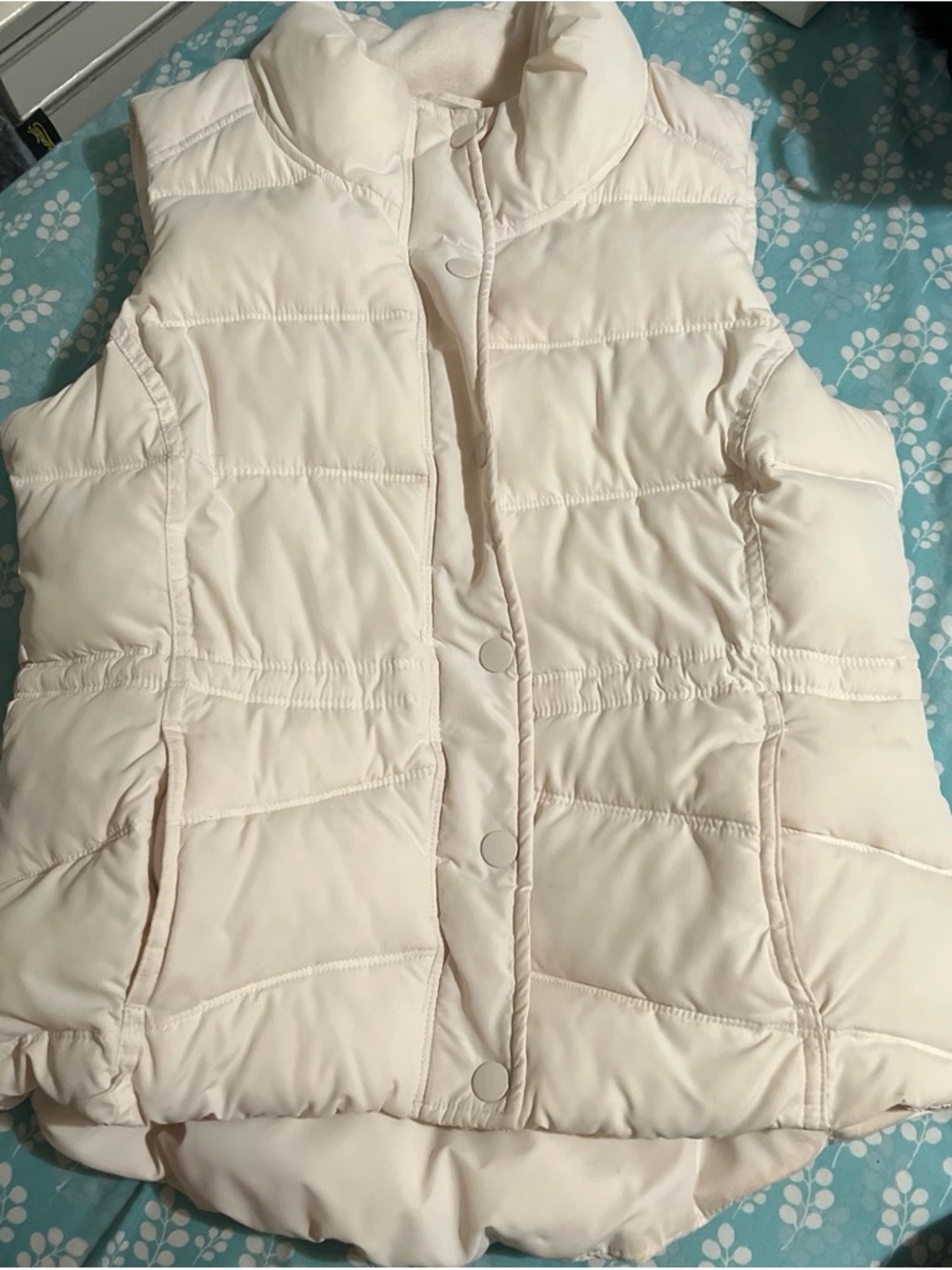 Old Navy Women’s Puffer Vest - Cream Sleeveless Jacket tag remove
